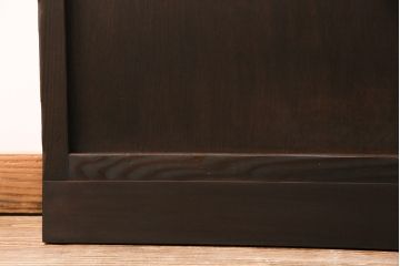 格子戸2枚をリペア&カスタム!設置場所に合わせてリサイズ。裏障子は破れにくい障子紙に張り替え。ガラスは花菱模様ガラスに入れ替え。濃い茶色で着色し仕上げ。(引き戸、建具)