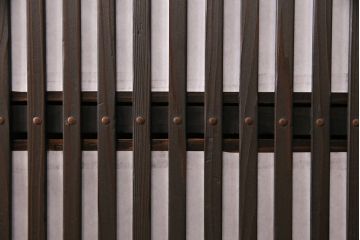 格子戸2枚をリペア&カスタム!設置場所に合わせてリサイズ。裏障子は破れにくい障子紙に張り替え。ガラスは花菱模様ガラスに入れ替え。濃い茶色で着色し仕上げ。(引き戸、建具)