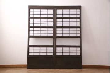 格子戸2枚をリペア&カスタム!設置場所に合わせてリサイズ。裏障子は破れにくい障子紙に張り替え。ガラスは花菱模様ガラスに入れ替え。濃い茶色で着色し仕上げ。(引き戸、建具)