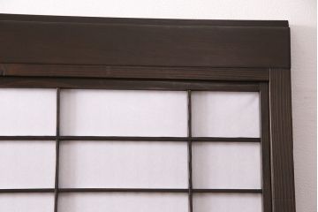 格子戸2枚をリペア&カスタム!設置場所に合わせてリサイズ。裏障子は破れにくい障子紙に張り替え。ガラスは花菱模様ガラスに入れ替え。濃い茶色で着色し仕上げ。(引き戸、建具)