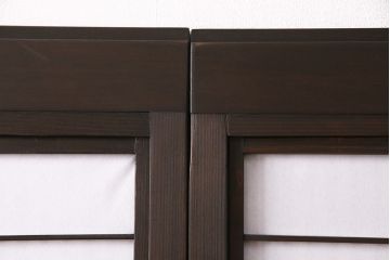 格子戸2枚をリペア&カスタム!設置場所に合わせてリサイズ。裏障子は破れにくい障子紙に張り替え。ガラスは花菱模様ガラスに入れ替え。濃い茶色で着色し仕上げ。(引き戸、建具)