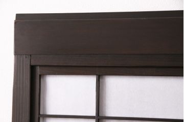 格子戸2枚をリペア&カスタム!設置場所に合わせてリサイズ。裏障子は破れにくい障子紙に張り替え。ガラスは花菱模様ガラスに入れ替え。濃い茶色で着色し仕上げ。(引き戸、建具)