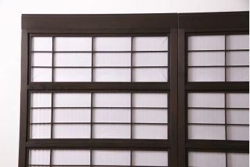 格子戸2枚をリペア&カスタム!設置場所に合わせてリサイズ。裏障子は破れにくい障子紙に張り替え。ガラスは花菱模様ガラスに入れ替え。濃い茶色で着色し仕上げ。(引き戸、建具)