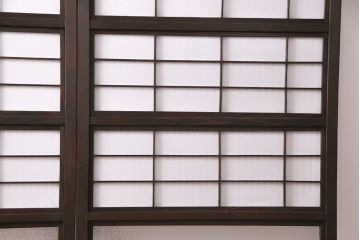 格子戸2枚をリペア&カスタム!設置場所に合わせてリサイズ。裏障子は破れにくい障子紙に張り替え。ガラスは花菱模様ガラスに入れ替え。濃い茶色で着色し仕上げ。(引き戸、建具)
