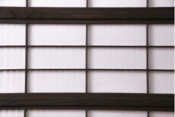 格子戸2枚をリペア&カスタム!設置場所に合わせてリサイズ。裏障子は破れにくい障子紙に張り替え。ガラスは花菱模様ガラスに入れ替え。濃い茶色で着色し仕上げ。(引き戸、建具)