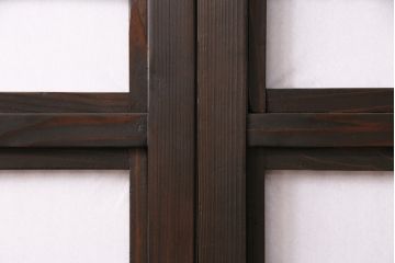 格子戸2枚をリペア&カスタム!設置場所に合わせてリサイズ。裏障子は破れにくい障子紙に張り替え。ガラスは花菱模様ガラスに入れ替え。濃い茶色で着色し仕上げ。(引き戸、建具)