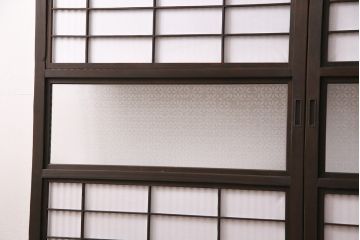 格子戸2枚をリペア&カスタム!設置場所に合わせてリサイズ。裏障子は破れにくい障子紙に張り替え。ガラスは花菱模様ガラスに入れ替え。濃い茶色で着色し仕上げ。(引き戸、建具)