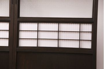 格子戸2枚をリペア&カスタム!設置場所に合わせてリサイズ。裏障子は破れにくい障子紙に張り替え。ガラスは花菱模様ガラスに入れ替え。濃い茶色で着色し仕上げ。(引き戸、建具)