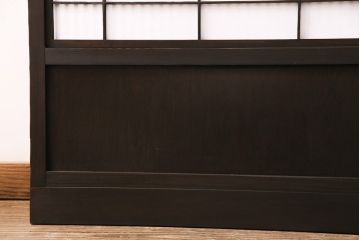 格子戸2枚をリペア&カスタム!設置場所に合わせてリサイズ。裏障子は破れにくい障子紙に張り替え。ガラスは花菱模様ガラスに入れ替え。濃い茶色で着色し仕上げ。(引き戸、建具)