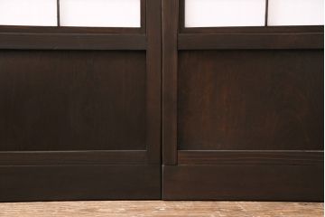 格子戸2枚をリペア&カスタム!設置場所に合わせてリサイズ。裏障子は破れにくい障子紙に張り替え。ガラスは花菱模様ガラスに入れ替え。濃い茶色で着色し仕上げ。(引き戸、建具)