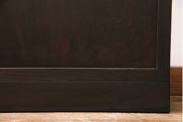 格子戸2枚をリペア&カスタム!設置場所に合わせてリサイズ。裏障子は破れにくい障子紙に張り替え。ガラスは花菱模様ガラスに入れ替え。濃い茶色で着色し仕上げ。(引き戸、建具)