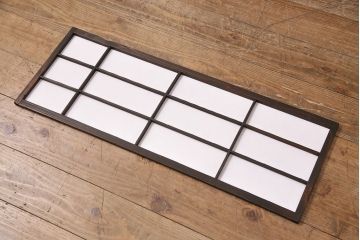 格子戸2枚をリペア&カスタム!設置場所に合わせてリサイズ。裏障子は破れにくい障子紙に張り替え。ガラスは花菱模様ガラスに入れ替え。濃い茶色で着色し仕上げ。(引き戸、建具)