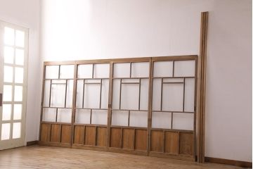昭和初期のガラス戸4枚をリペア&カスタム!設置場所に合わせてリサイズ。引手と戸車を取り付け。クリアガラス、ダイヤガラス、ゆらゆらガラス、変わり花菱模様ガラスに差し替え。クリアワックス仕上げ。戸枠を新たに製作。(引き戸、建具)