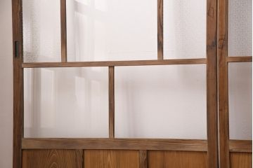 昭和初期のガラス戸4枚をリペア&カスタム!設置場所に合わせてリサイズ。引手と戸車を取り付け。クリアガラス、ダイヤガラス、ゆらゆらガラス、変わり花菱模様ガラスに差し替え。クリアワックス仕上げ。戸枠を新たに製作。(引き戸、建具)
