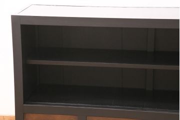 昭和初期のキャビネットをリペア&カスタム!高さをリサイズ。ガラス戸をオーク材天然木突板に変更。内部は棚板1枚を取り付け。引き出し以外をマットブラックにペイント仕上げ。(収納棚、戸棚、サイドボード)