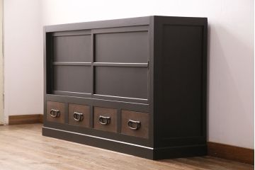 昭和初期のキャビネットをリペア&カスタム!高さをリサイズ。ガラス戸をオーク材天然木突板に変更。内部は棚板1枚を取り付け。引き出し以外をマットブラックにペイント仕上げ。(収納棚、戸棚、サイドボード)