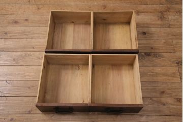 昭和初期のキャビネットをリペア&カスタム!高さをリサイズ。ガラス戸をオーク材天然木突板に変更。内部は棚板1枚を取り付け。引き出し以外をマットブラックにペイント仕上げ。(収納棚、戸棚、サイドボード)