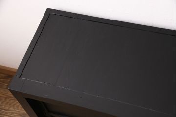 昭和初期のキャビネットをリペア&カスタム!高さをリサイズ。ガラス戸をオーク材天然木突板に変更。内部は棚板1枚を取り付け。引き出し以外をマットブラックにペイント仕上げ。(収納棚、戸棚、サイドボード)