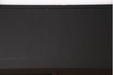 昭和初期のキャビネットをリペア&カスタム!高さをリサイズ。ガラス戸をオーク材天然木突板に変更。内部は棚板1枚を取り付け。引き出し以外をマットブラックにペイント仕上げ。(収納棚、戸棚、サイドボード)