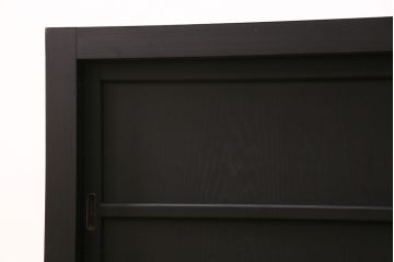 昭和初期のキャビネットをリペア&カスタム!高さをリサイズ。ガラス戸をオーク材天然木突板に変更。内部は棚板1枚を取り付け。引き出し以外をマットブラックにペイント仕上げ。(収納棚、戸棚、サイドボード)