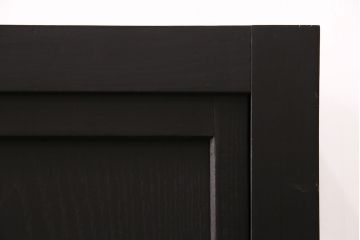 昭和初期のキャビネットをリペア&カスタム!高さをリサイズ。ガラス戸をオーク材天然木突板に変更。内部は棚板1枚を取り付け。引き出し以外をマットブラックにペイント仕上げ。(収納棚、戸棚、サイドボード)