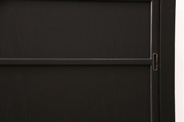 昭和初期のキャビネットをリペア&カスタム!高さをリサイズ。ガラス戸をオーク材天然木突板に変更。内部は棚板1枚を取り付け。引き出し以外をマットブラックにペイント仕上げ。(収納棚、戸棚、サイドボード)