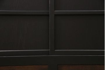 昭和初期のキャビネットをリペア&カスタム!高さをリサイズ。ガラス戸をオーク材天然木突板に変更。内部は棚板1枚を取り付け。引き出し以外をマットブラックにペイント仕上げ。(収納棚、戸棚、サイドボード)