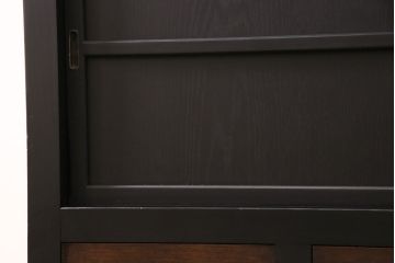 昭和初期のキャビネットをリペア&カスタム!高さをリサイズ。ガラス戸をオーク材天然木突板に変更。内部は棚板1枚を取り付け。引き出し以外をマットブラックにペイント仕上げ。(収納棚、戸棚、サイドボード)