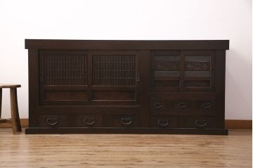 明治大正期の水屋箪笥サイドボードをリペア&カスタム!天板を新材で張り替え。各収納部に対して一枚の棚板を取り付け、左側収納部は可動式。引き戸の金網は結霜ガラスに変更。濃い茶色で着色し仕上げ。(食器棚、収納棚、戸棚)