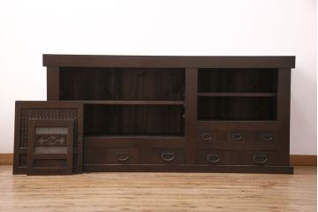 明治大正期の水屋箪笥サイドボードをリペア&カスタム!天板を新材で張り替え。各収納部に対して一枚の棚板を取り付け、左側収納部は可動式。引き戸の金網は結霜ガラスに変更。濃い茶色で着色し仕上げ。(食器棚、収納棚、戸棚)
