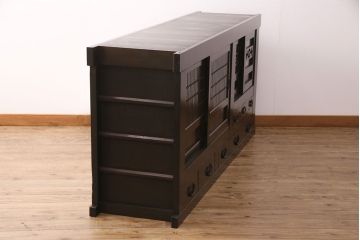 明治大正期の水屋箪笥サイドボードをリペア&カスタム!天板を新材で張り替え。各収納部に対して一枚の棚板を取り付け、左側収納部は可動式。引き戸の金網は結霜ガラスに変更。濃い茶色で着色し仕上げ。(食器棚、収納棚、戸棚)