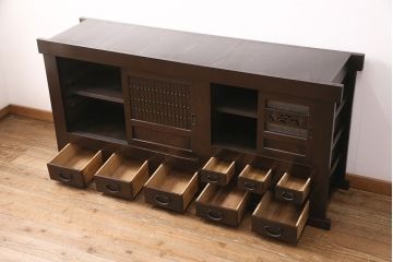 明治大正期の水屋箪笥サイドボードをリペア&カスタム!天板を新材で張り替え。各収納部に対して一枚の棚板を取り付け、左側収納部は可動式。引き戸の金網は結霜ガラスに変更。濃い茶色で着色し仕上げ。(食器棚、収納棚、戸棚)
