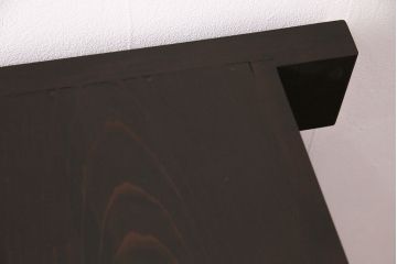 明治大正期の水屋箪笥サイドボードをリペア&カスタム!天板を新材で張り替え。各収納部に対して一枚の棚板を取り付け、左側収納部は可動式。引き戸の金網は結霜ガラスに変更。濃い茶色で着色し仕上げ。(食器棚、収納棚、戸棚)