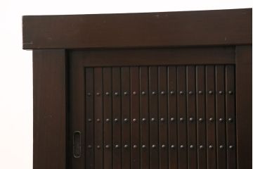 明治大正期の水屋箪笥サイドボードをリペア&カスタム!天板を新材で張り替え。各収納部に対して一枚の棚板を取り付け、左側収納部は可動式。引き戸の金網は結霜ガラスに変更。濃い茶色で着色し仕上げ。(食器棚、収納棚、戸棚)