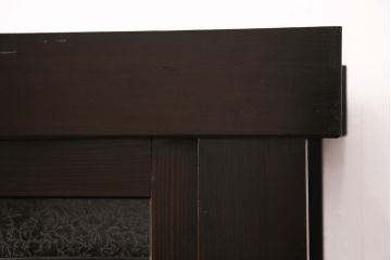 明治大正期の水屋箪笥サイドボードをリペア&カスタム!天板を新材で張り替え。各収納部に対して一枚の棚板を取り付け、左側収納部は可動式。引き戸の金網は結霜ガラスに変更。濃い茶色で着色し仕上げ。(食器棚、収納棚、戸棚)
