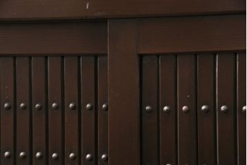 明治大正期の水屋箪笥サイドボードをリペア&カスタム!天板を新材で張り替え。各収納部に対して一枚の棚板を取り付け、左側収納部は可動式。引き戸の金網は結霜ガラスに変更。濃い茶色で着色し仕上げ。(食器棚、収納棚、戸棚)