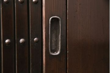 明治大正期の水屋箪笥サイドボードをリペア&カスタム!天板を新材で張り替え。各収納部に対して一枚の棚板を取り付け、左側収納部は可動式。引き戸の金網は結霜ガラスに変更。濃い茶色で着色し仕上げ。(食器棚、収納棚、戸棚)