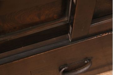 明治大正期の水屋箪笥サイドボードをリペア&カスタム!天板を新材で張り替え。各収納部に対して一枚の棚板を取り付け、左側収納部は可動式。引き戸の金網は結霜ガラスに変更。濃い茶色で着色し仕上げ。(食器棚、収納棚、戸棚)