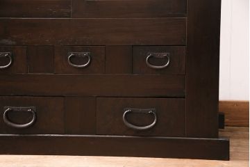明治大正期の水屋箪笥サイドボードをリペア&カスタム!天板を新材で張り替え。各収納部に対して一枚の棚板を取り付け、左側収納部は可動式。引き戸の金網は結霜ガラスに変更。濃い茶色で着色し仕上げ。(食器棚、収納棚、戸棚)