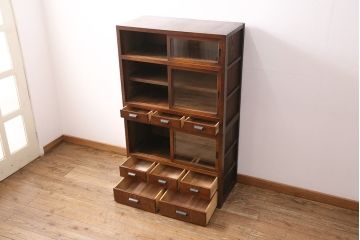 大正期の関東水屋箪笥をリペア&カスタム!建具はガラス戸に変更。下段の小引き出し等は取り外し、リデザイン。可動式の棚板を新たに製作。かぶせタイプの取っ手をを取り付け。(食器棚、収納棚、キャビネット)