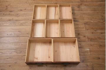大正期の関東水屋箪笥をリペア&カスタム!建具はガラス戸に変更。下段の小引き出し等は取り外し、リデザイン。可動式の棚板を新たに製作。かぶせタイプの取っ手をを取り付け。(食器棚、収納棚、キャビネット)