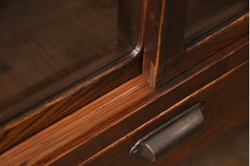 大正期の関東水屋箪笥をリペア&カスタム!建具はガラス戸に変更。下段の小引き出し等は取り外し、リデザイン。可動式の棚板を新たに製作。かぶせタイプの取っ手をを取り付け。(食器棚、収納棚、キャビネット)