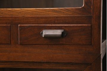 大正期の関東水屋箪笥をリペア&カスタム!建具はガラス戸に変更。下段の小引き出し等は取り外し、リデザイン。可動式の棚板を新たに製作。かぶせタイプの取っ手をを取り付け。(食器棚、収納棚、キャビネット)