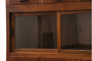 大正期の関東水屋箪笥をリペア&カスタム!建具はガラス戸に変更。下段の小引き出し等は取り外し、リデザイン。可動式の棚板を新たに製作。かぶせタイプの取っ手をを取り付け。(食器棚、収納棚、キャビネット)