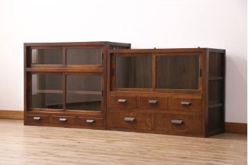 大正期の関東水屋箪笥をリペア&カスタム!建具はガラス戸に変更。下段の小引き出し等は取り外し、リデザイン。可動式の棚板を新たに製作。かぶせタイプの取っ手をを取り付け。(食器棚、収納棚、キャビネット)