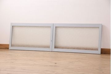 昭和期のガラス戸2枚をリペア&カスタム!設置場所に合わせてリサイズ。丸型戸車を取り付け。現状の色味に合わせてペイント仕上げ。(引き戸、建具)