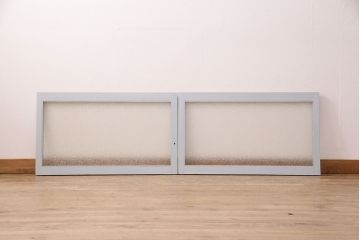 昭和期のガラス戸2枚をリペア&カスタム!設置場所に合わせてリサイズ。丸型戸車を取り付け。現状の色味に合わせてペイント仕上げ。(引き戸、建具)