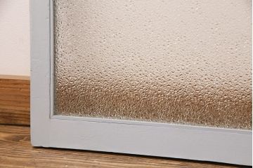 昭和期のガラス戸2枚をリペア&カスタム!設置場所に合わせてリサイズ。丸型戸車を取り付け。現状の色味に合わせてペイント仕上げ。(引き戸、建具)