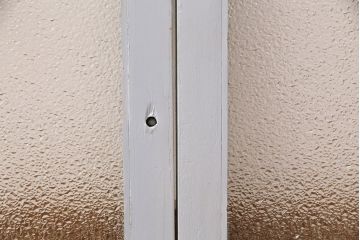 昭和期のガラス戸2枚をリペア&カスタム!設置場所に合わせてリサイズ。丸型戸車を取り付け。現状の色味に合わせてペイント仕上げ。(引き戸、建具)