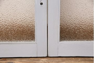 昭和期のガラス戸2枚をリペア&カスタム!設置場所に合わせてリサイズ。丸型戸車を取り付け。現状の色味に合わせてペイント仕上げ。(引き戸、建具)